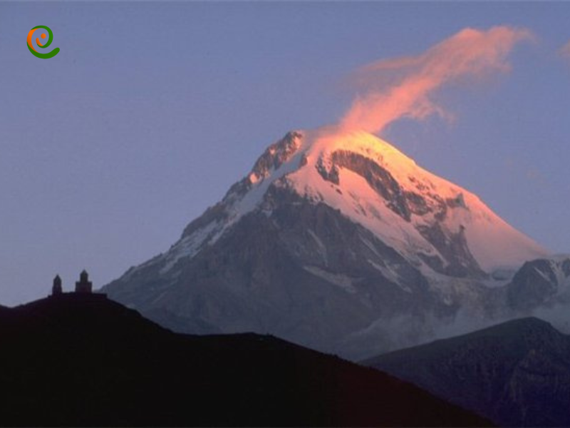 قله کازبک معروف به اورست کوچک است که در کشور گرجستان قرار گرفته است. دکوول همراه شماست